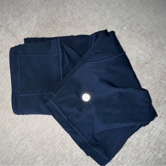 Lululemon - True Navy - Fast & Free 8” Shorts - Size 4 - With Pockets - Picture 6 of 7